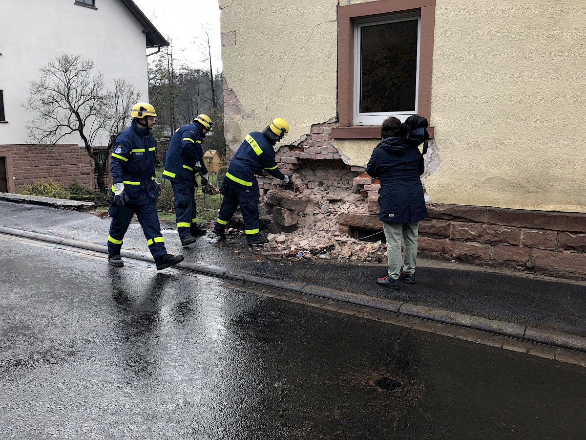 Einsatz des THW OV Lohr -  Abstützen eines Hauses in Obersinn/Unterfranken