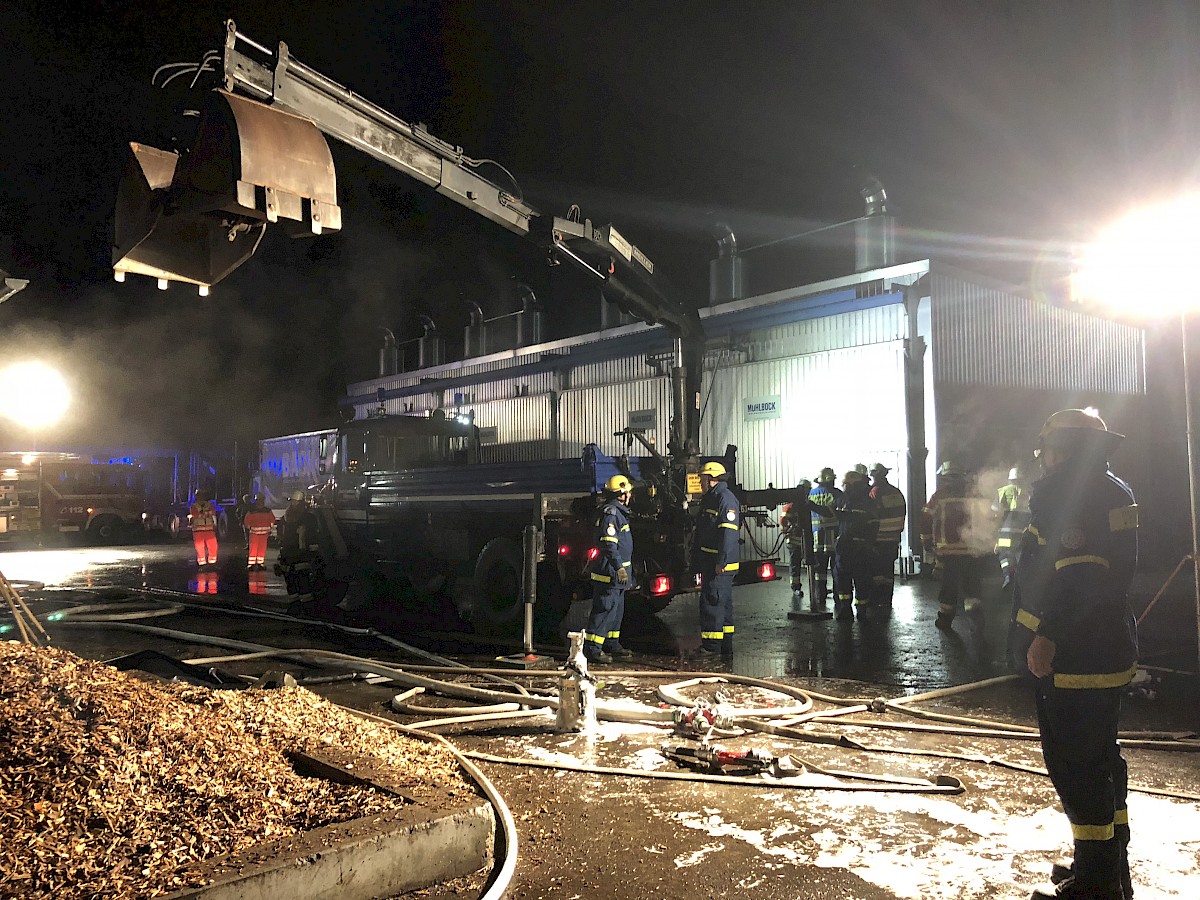 THW Kipper im Einsatz bei Schwelbrand