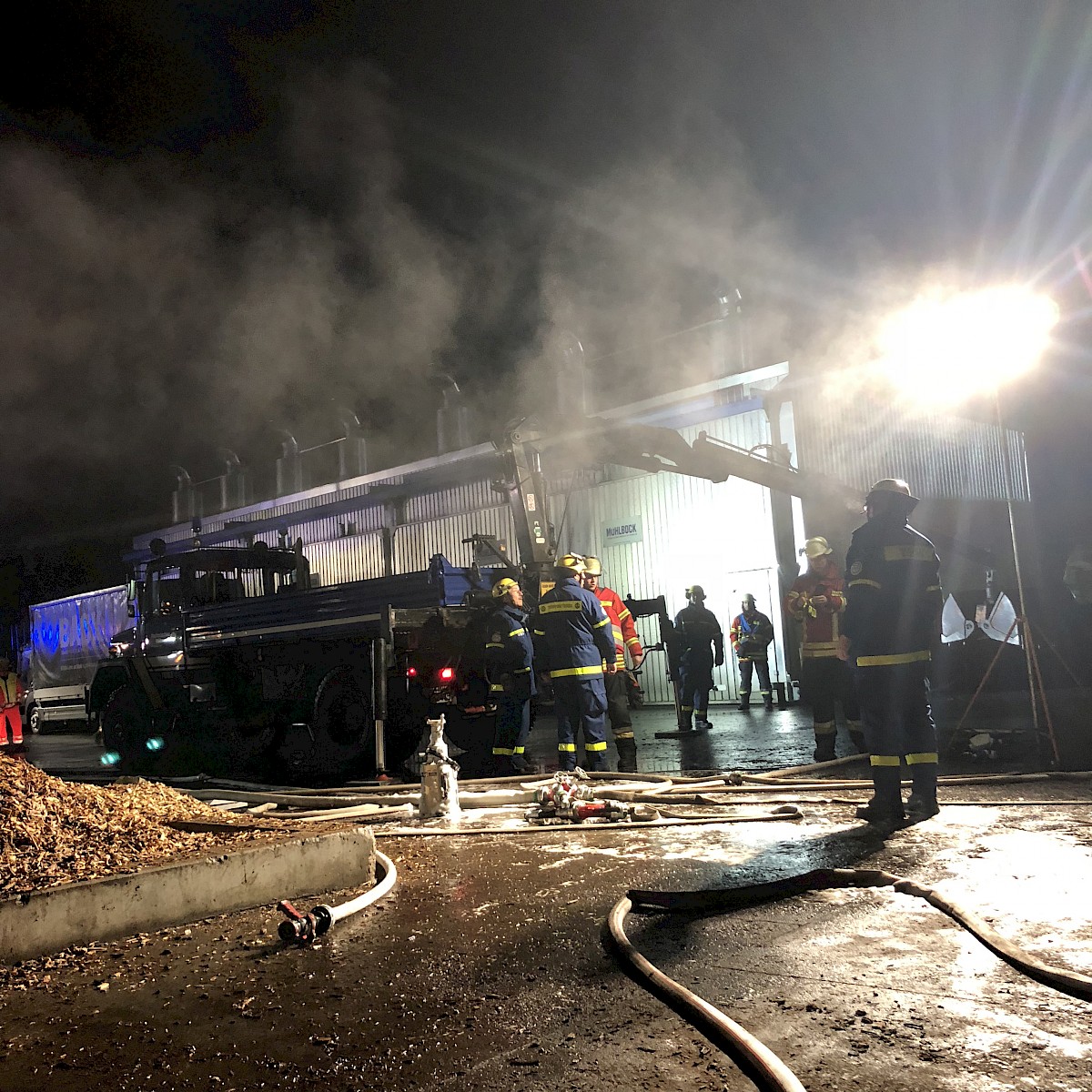 THW Kipper im Einsatz bei Schwelbrand