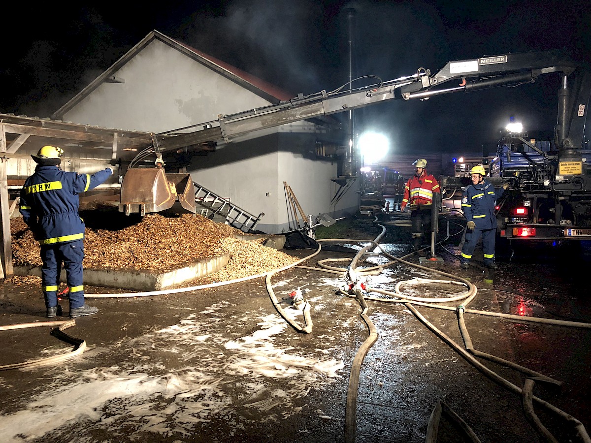 THW Kipper im Einsatz bei Schwelbrand