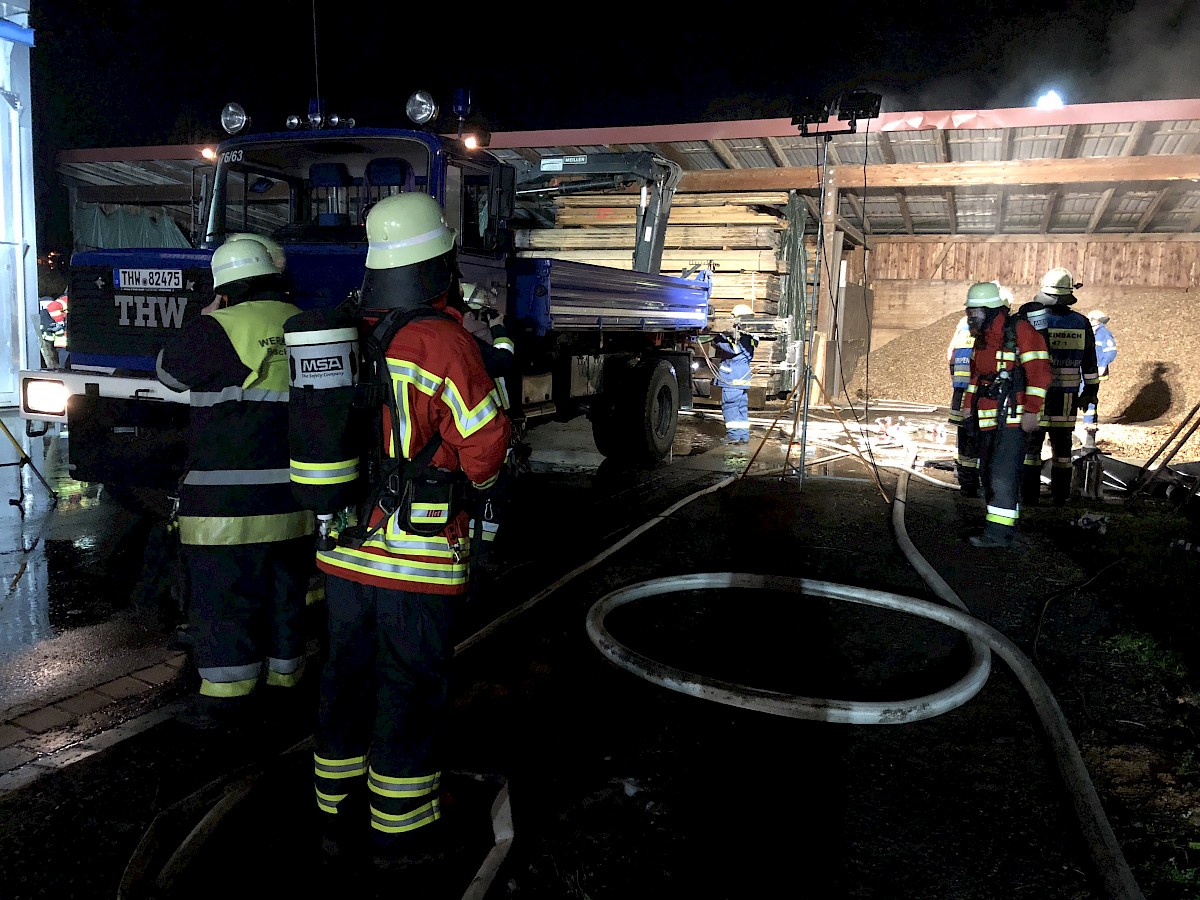 THW Kipper im Einsatz bei Schwelbrand