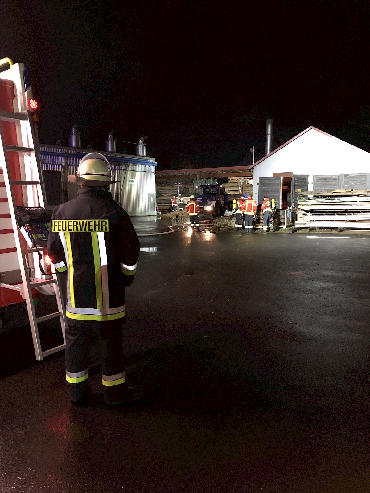 THW Kipper im Einsatz bei Schwelbrand