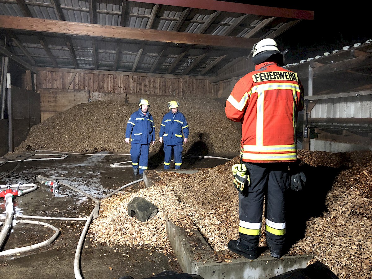 THW Kipper im Einsatz bei Schwelbrand