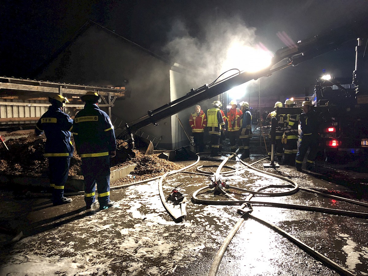 THW Kipper im Einsatz bei Schwelbrand