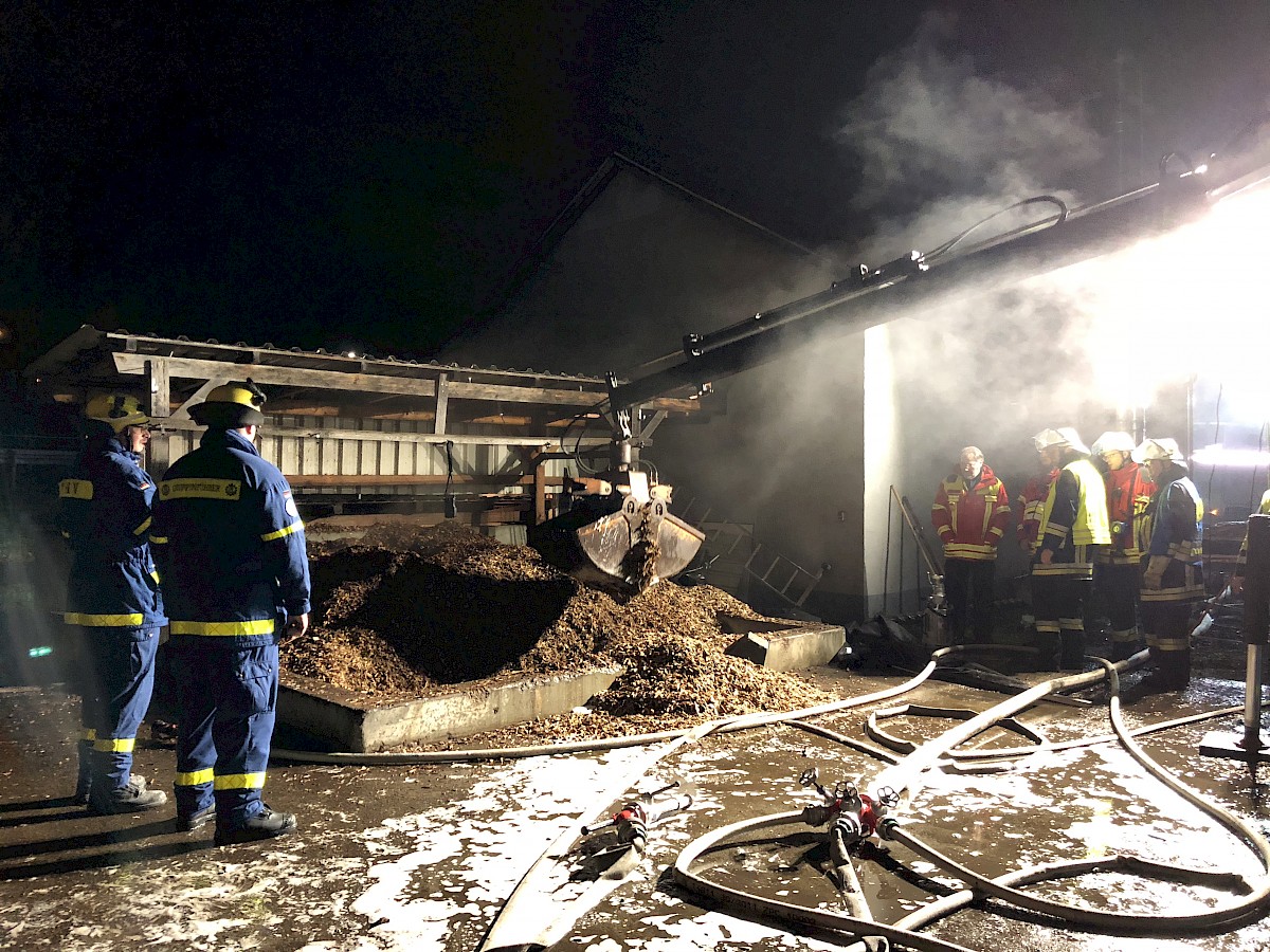 THW Kipper im Einsatz bei Schwelbrand