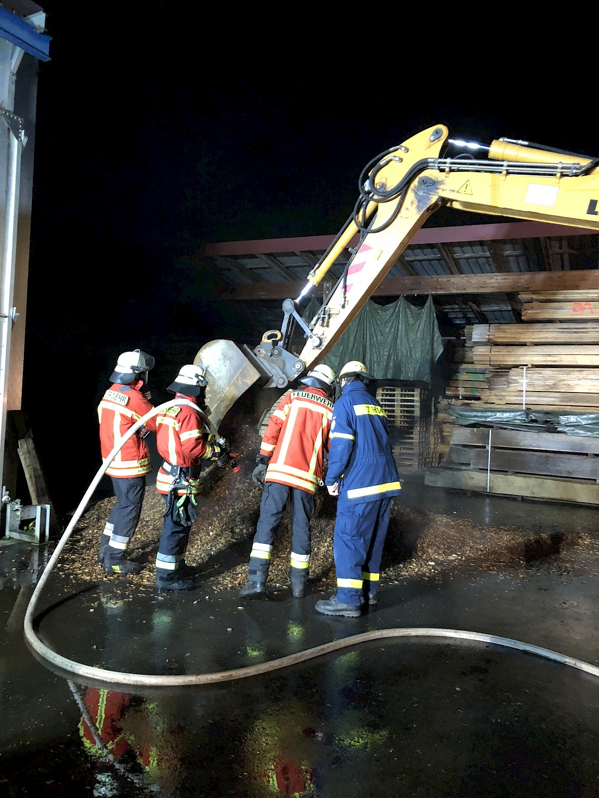 THW Kipper im Einsatz bei Schwelbrand