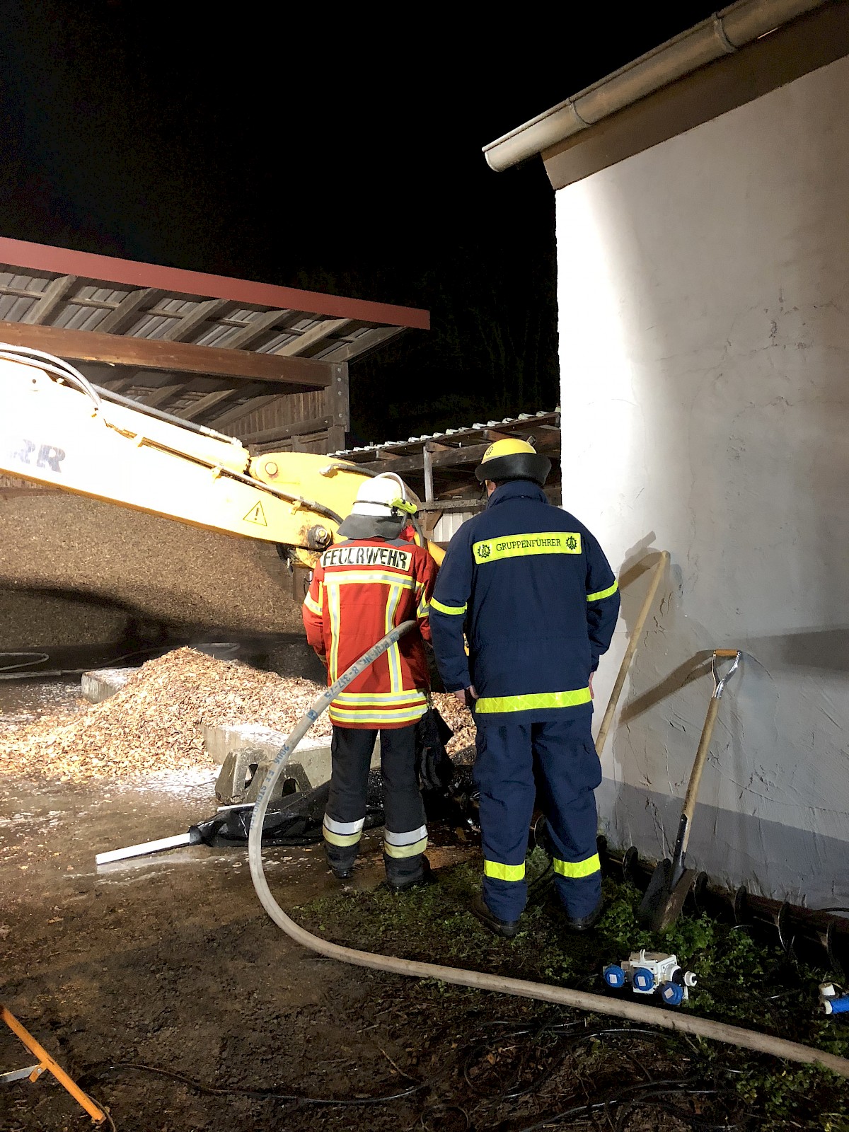 THW Kipper im Einsatz bei Schwelbrand