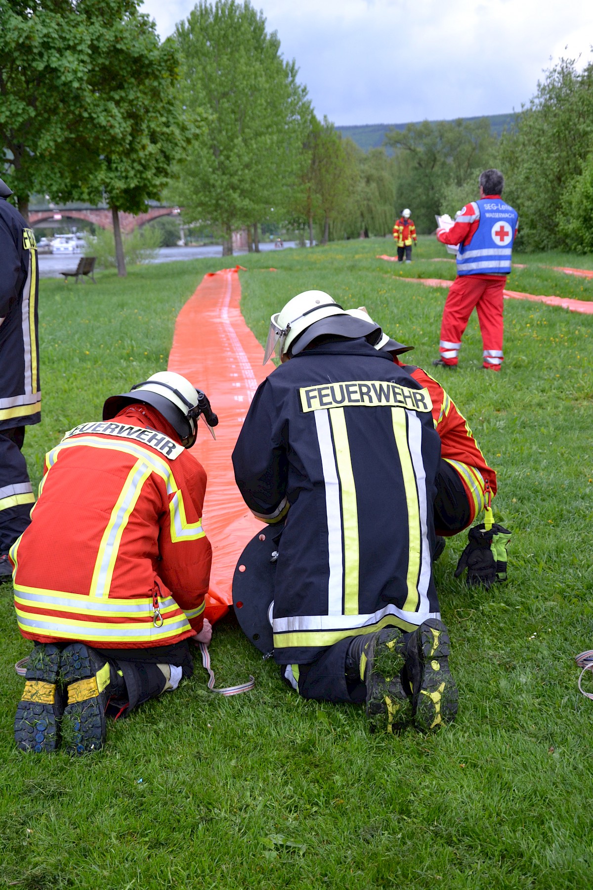 Gemeinsam an einem Strang zogen bei einer Übung auf dem Main BRK, Feuerwehr und THW