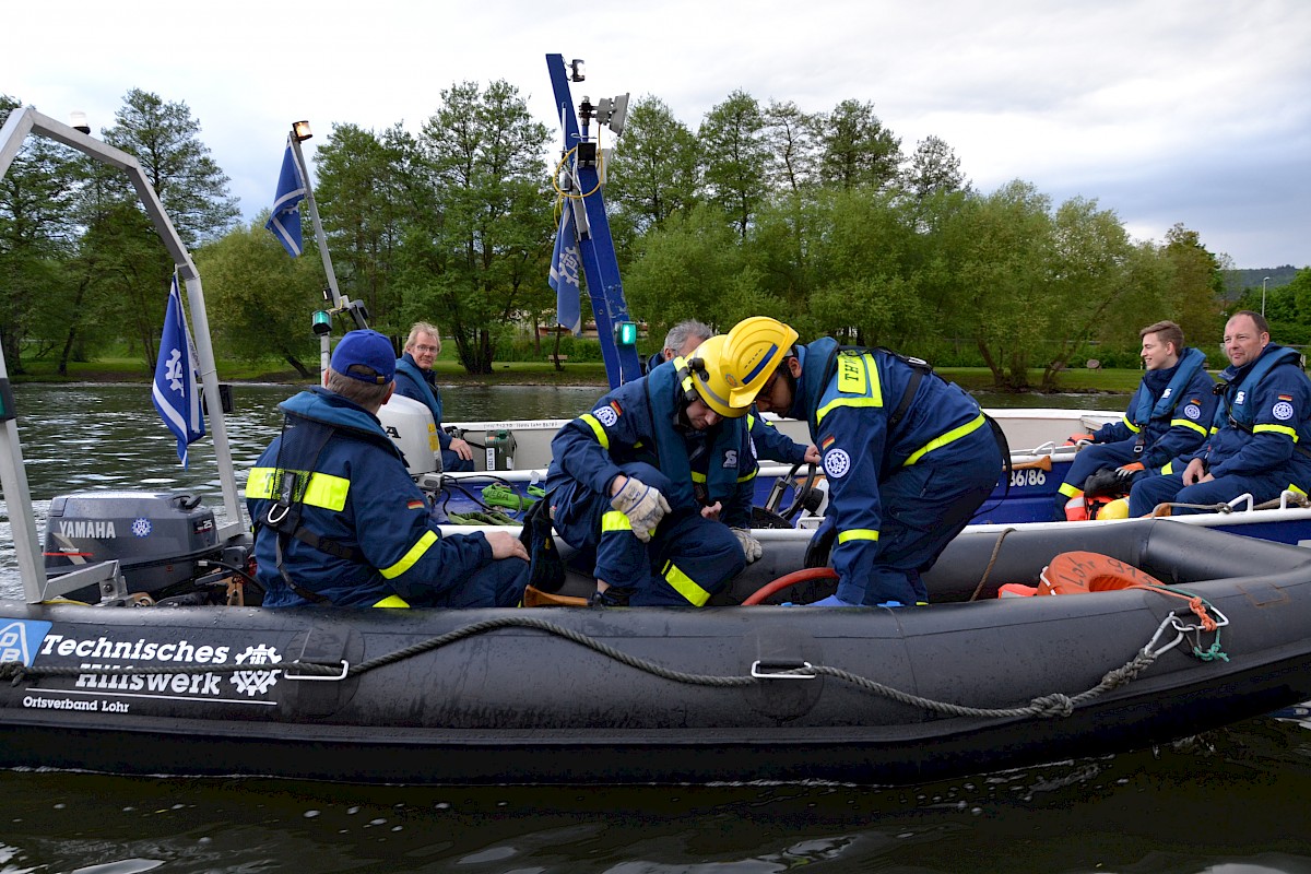 Gemeinsam an einem Strang zogen bei einer Übung auf dem Main BRK, Feuerwehr und THW