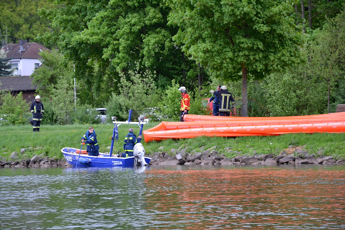 Gemeinsam an einem Strang zogen bei einer Übung auf dem Main BRK, Feuerwehr und THW