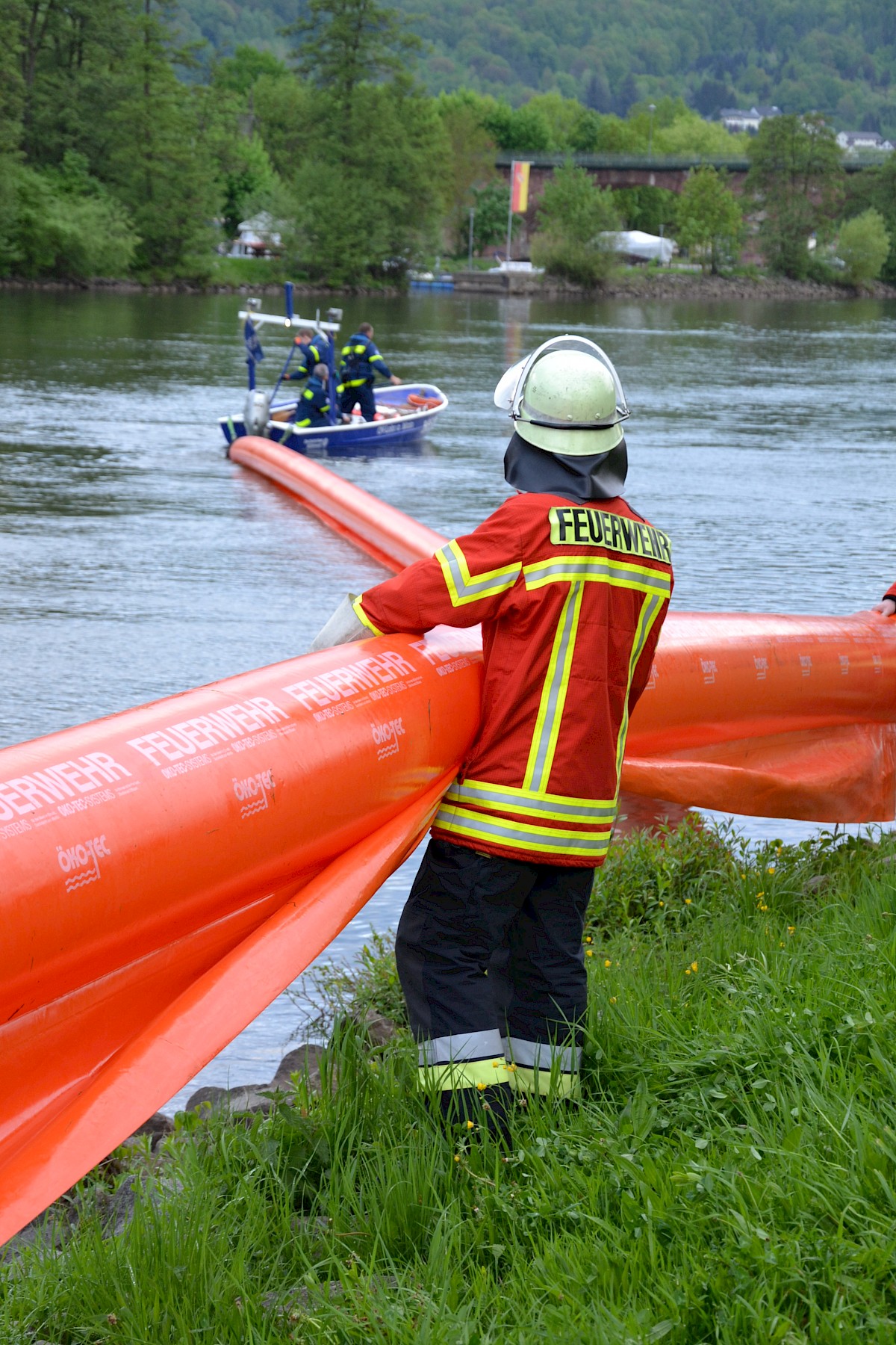 Gemeinsam an einem Strang zogen bei einer Übung auf dem Main BRK, Feuerwehr und THW