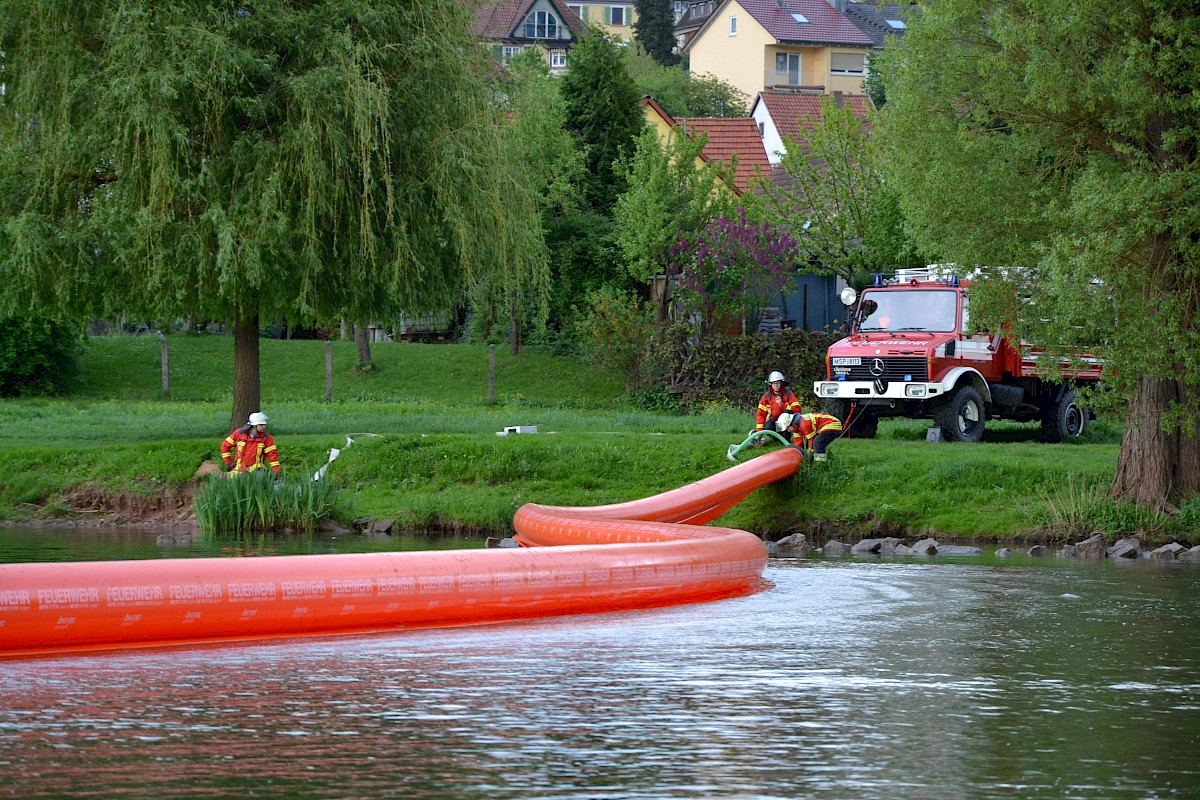 Gemeinsam an einem Strang zogen bei einer Übung auf dem Main BRK, Feuerwehr und THW