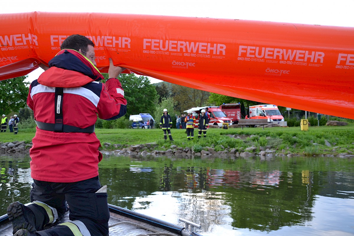Gemeinsam an einem Strang zogen bei einer Übung auf dem Main BRK, Feuerwehr und THW