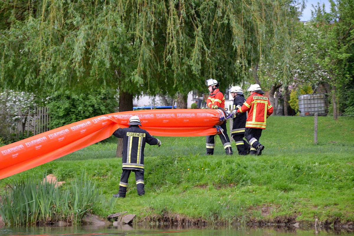 Gemeinsam an einem Strang zogen bei einer Übung auf dem Main BRK, Feuerwehr und THW