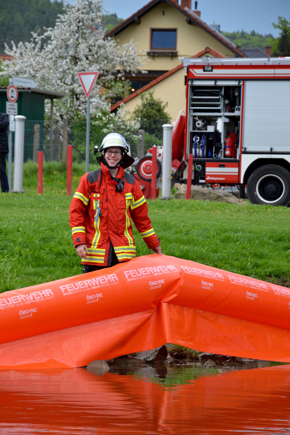 Gemeinsam an einem Strang zogen bei einer Übung auf dem Main BRK, Feuerwehr und THW