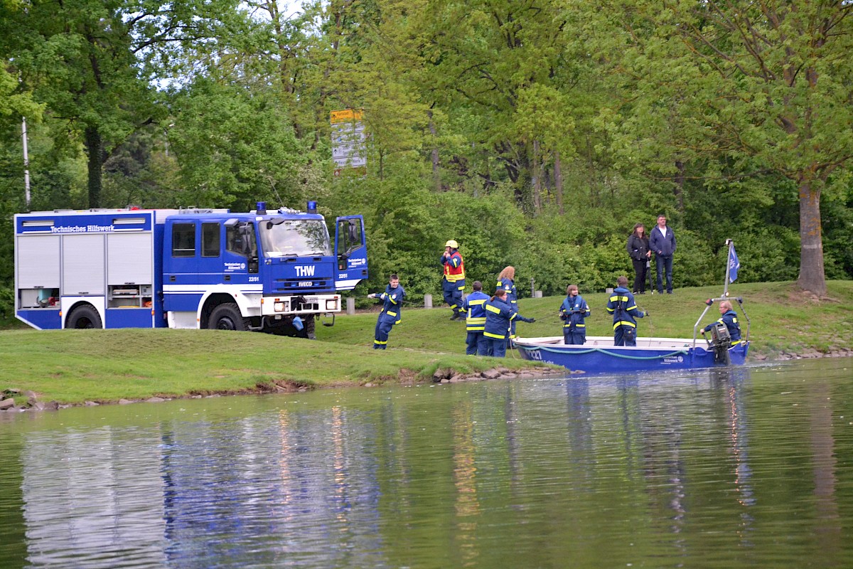 Gemeinsam an einem Strang zogen bei einer Übung auf dem Main BRK, Feuerwehr und THW