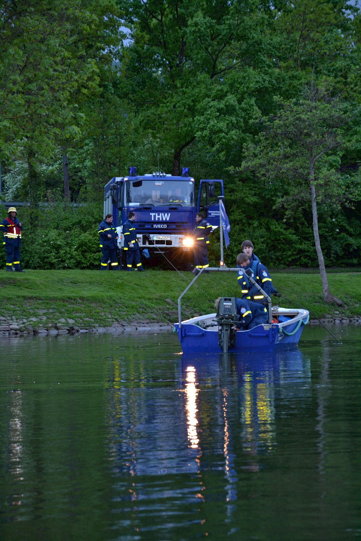 Gemeinsam an einem Strang zogen bei einer Übung auf dem Main BRK, Feuerwehr und THW