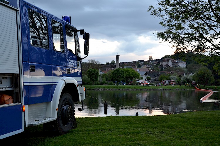 Gemeinsam an einem Strang zogen bei einer Übung auf dem Main BRK, Feuerwehr und THW.