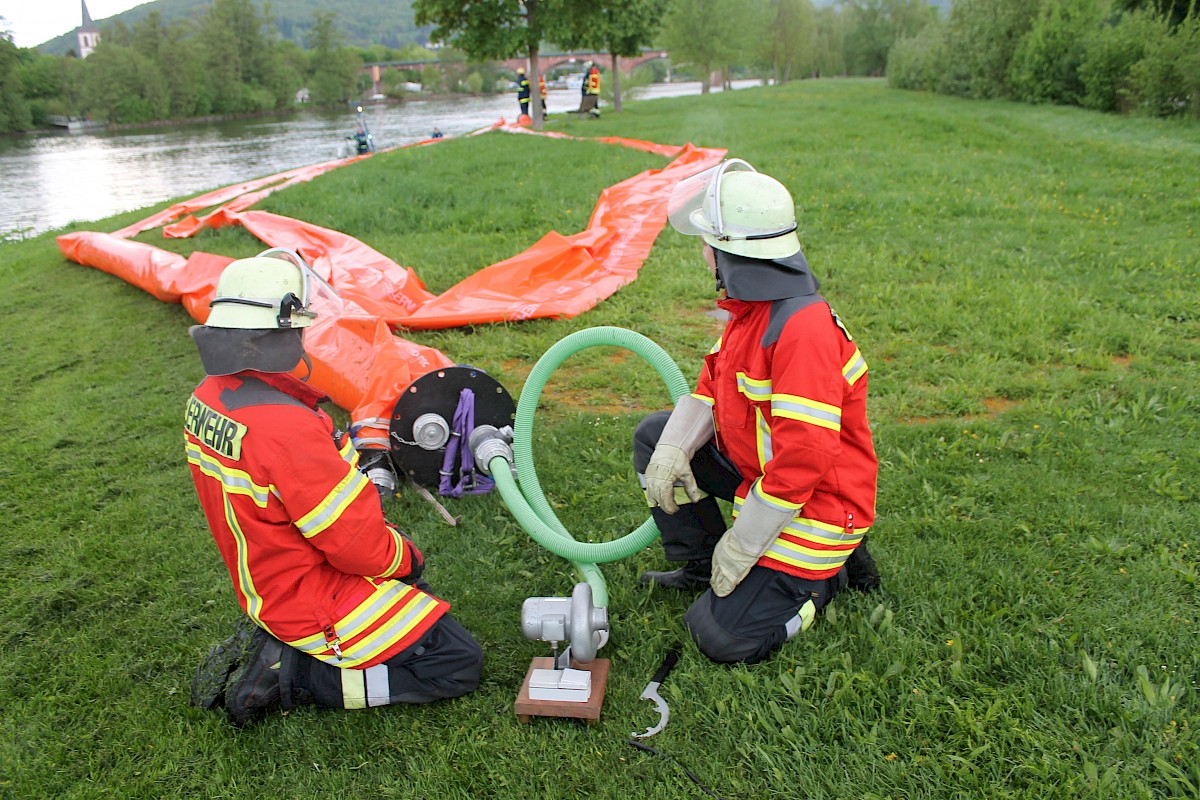 Gemeinsam an einem Strang zogen bei einer Übung auf dem Main BRK, Feuerwehr und THW