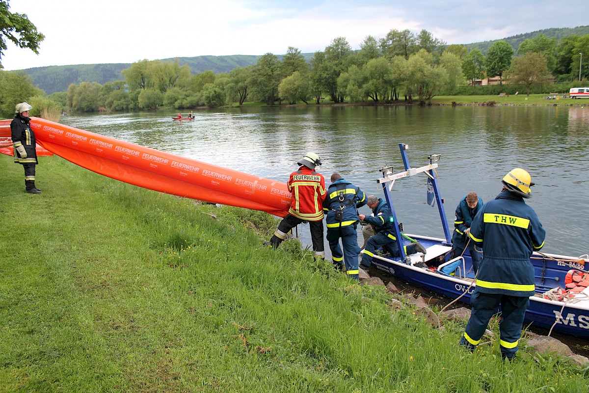 Gemeinsam an einem Strang zogen bei einer Übung auf dem Main BRK, Feuerwehr und THW