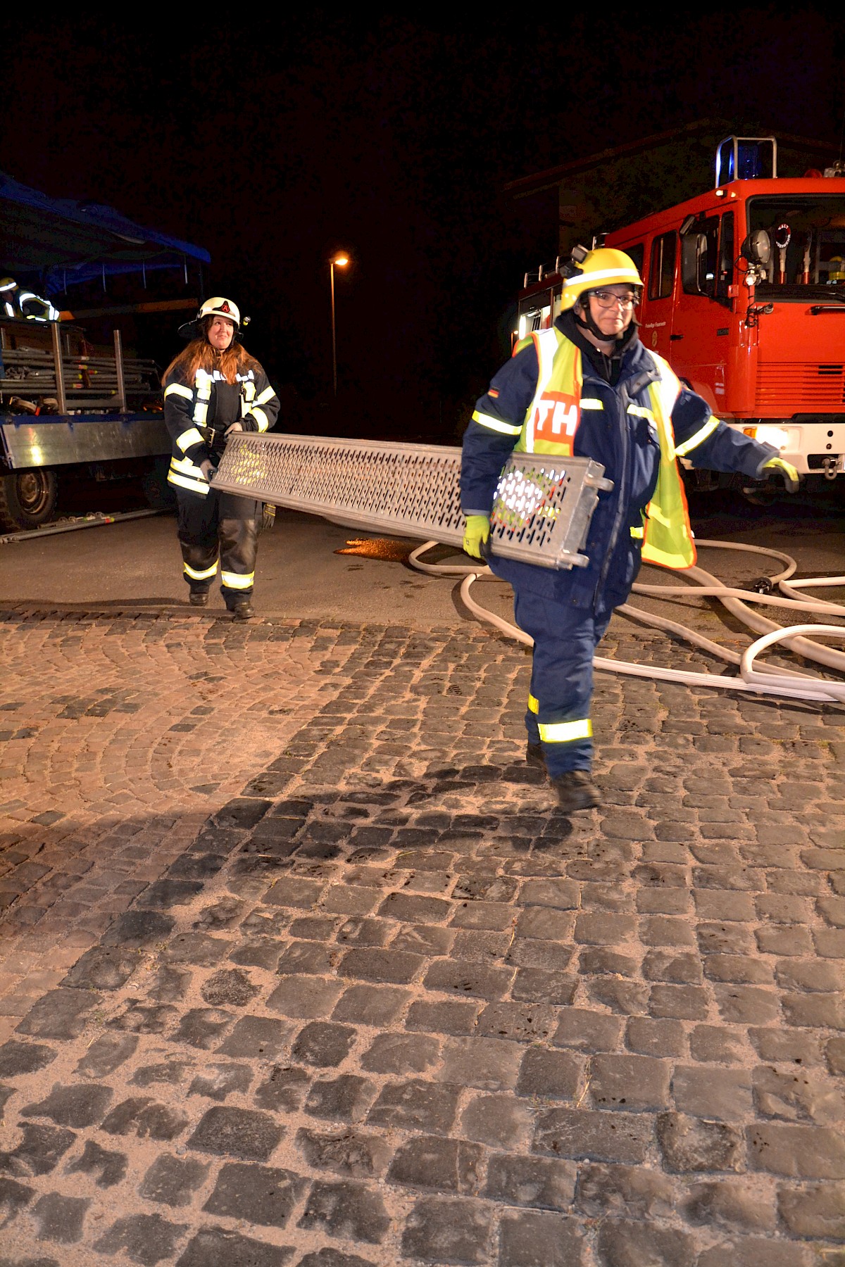 Überraschungsnachtübung der Feuerwehr Burgsinn mit dem THW Lohr