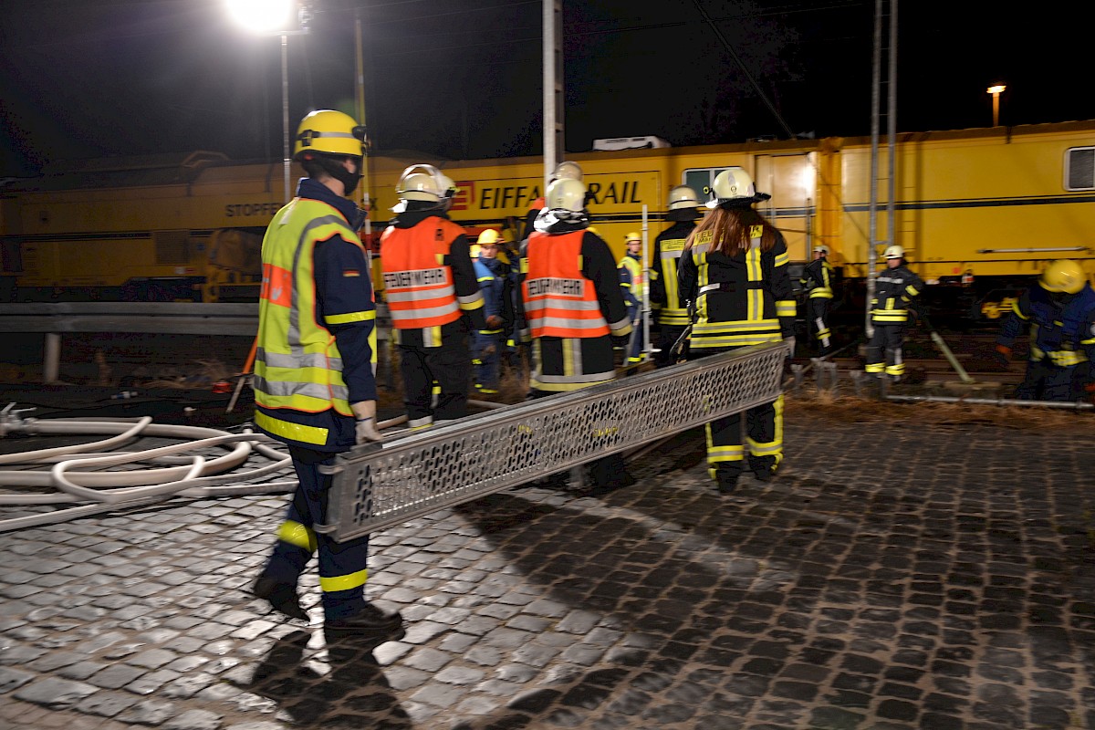 Überraschungsnachtübung der Feuerwehr Burgsinn mit dem THW Lohr