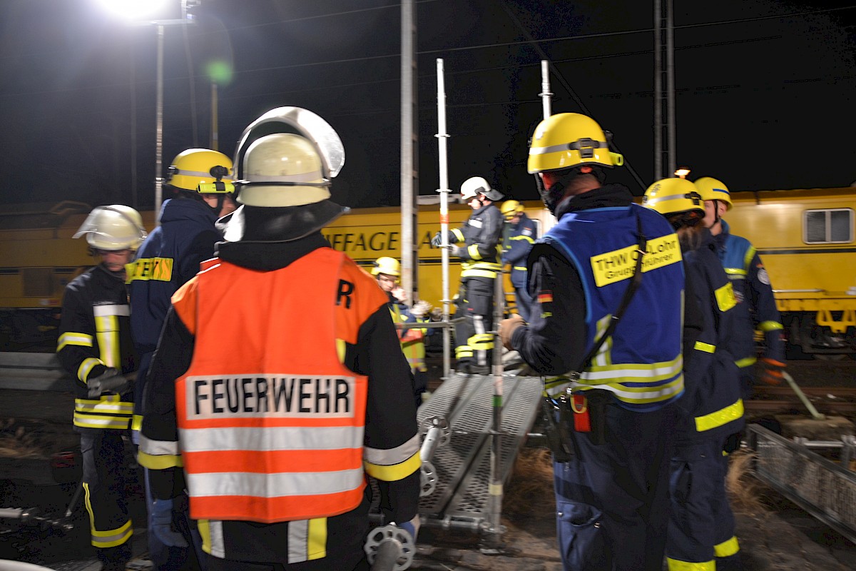 Überraschungsnachtübung der Feuerwehr Burgsinn mit dem THW Lohr