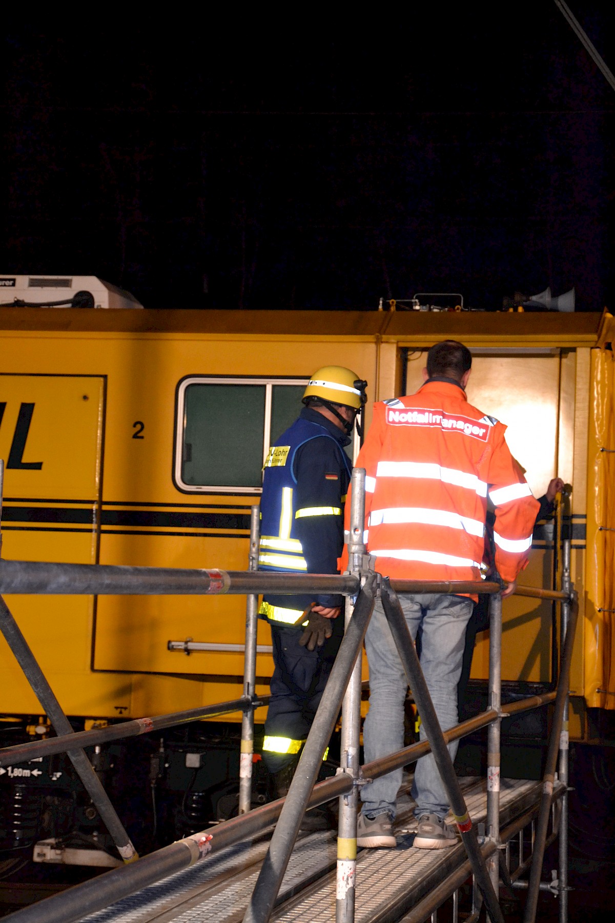 Überraschungsnachtübung der Feuerwehr Burgsinn mit dem THW Lohr