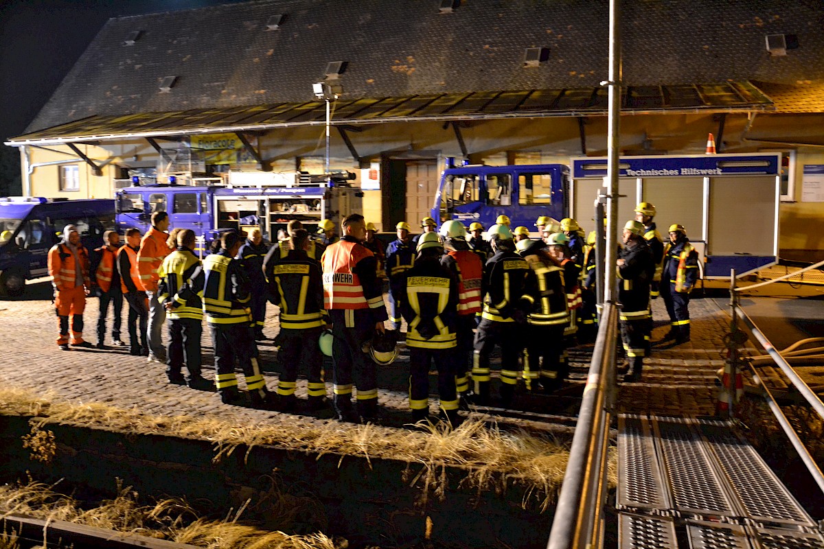 Überraschungsnachtübung der Feuerwehr Burgsinn mit dem THW Lohr