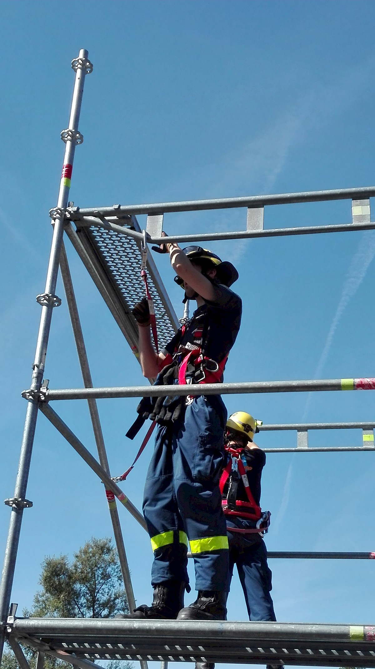 THW Lohr baut EGS-Turm am Blautlichttag in Gemünden
