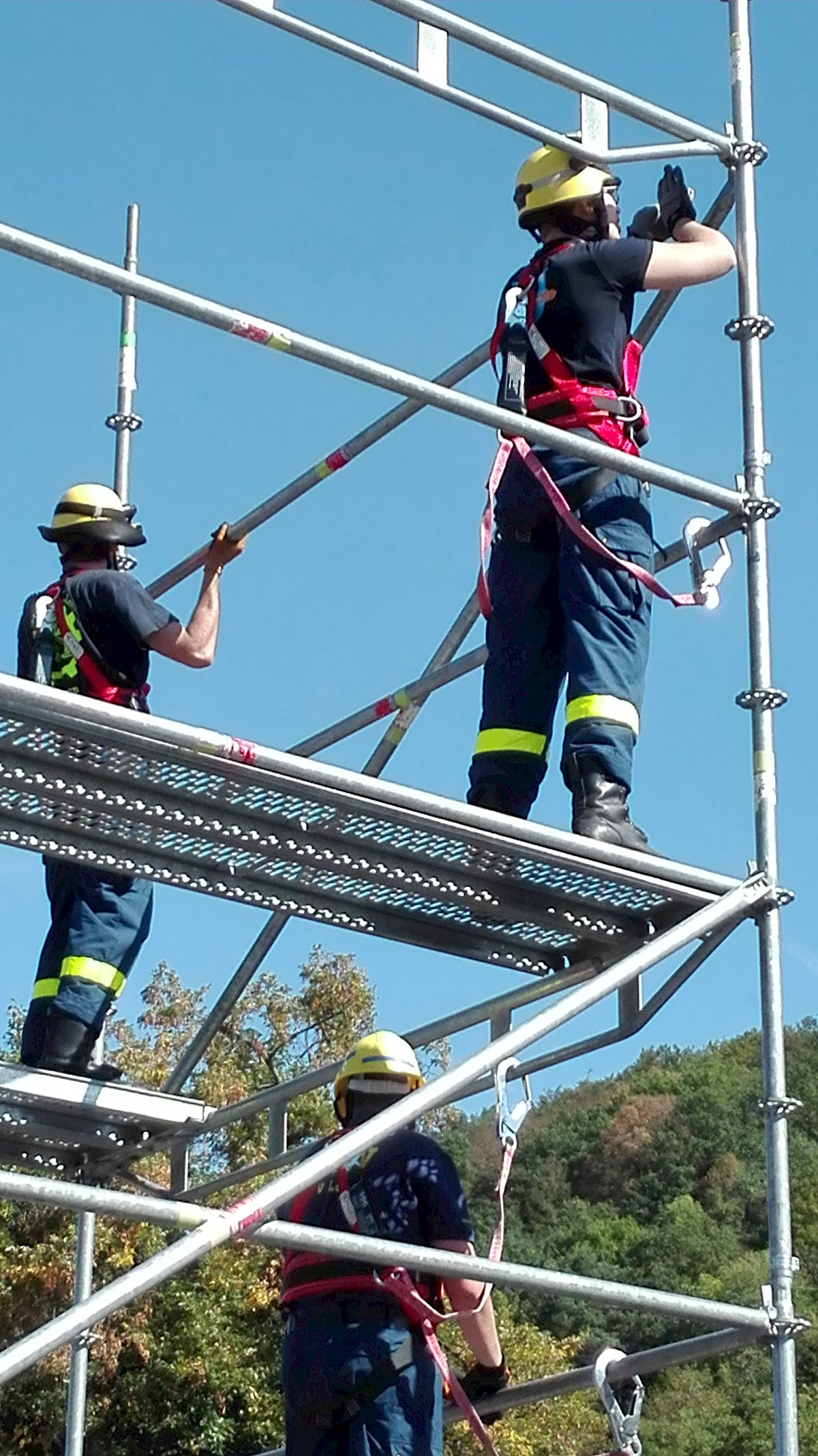 THW Lohr baut EGS-Turm am Blautlichttag in Gemünden