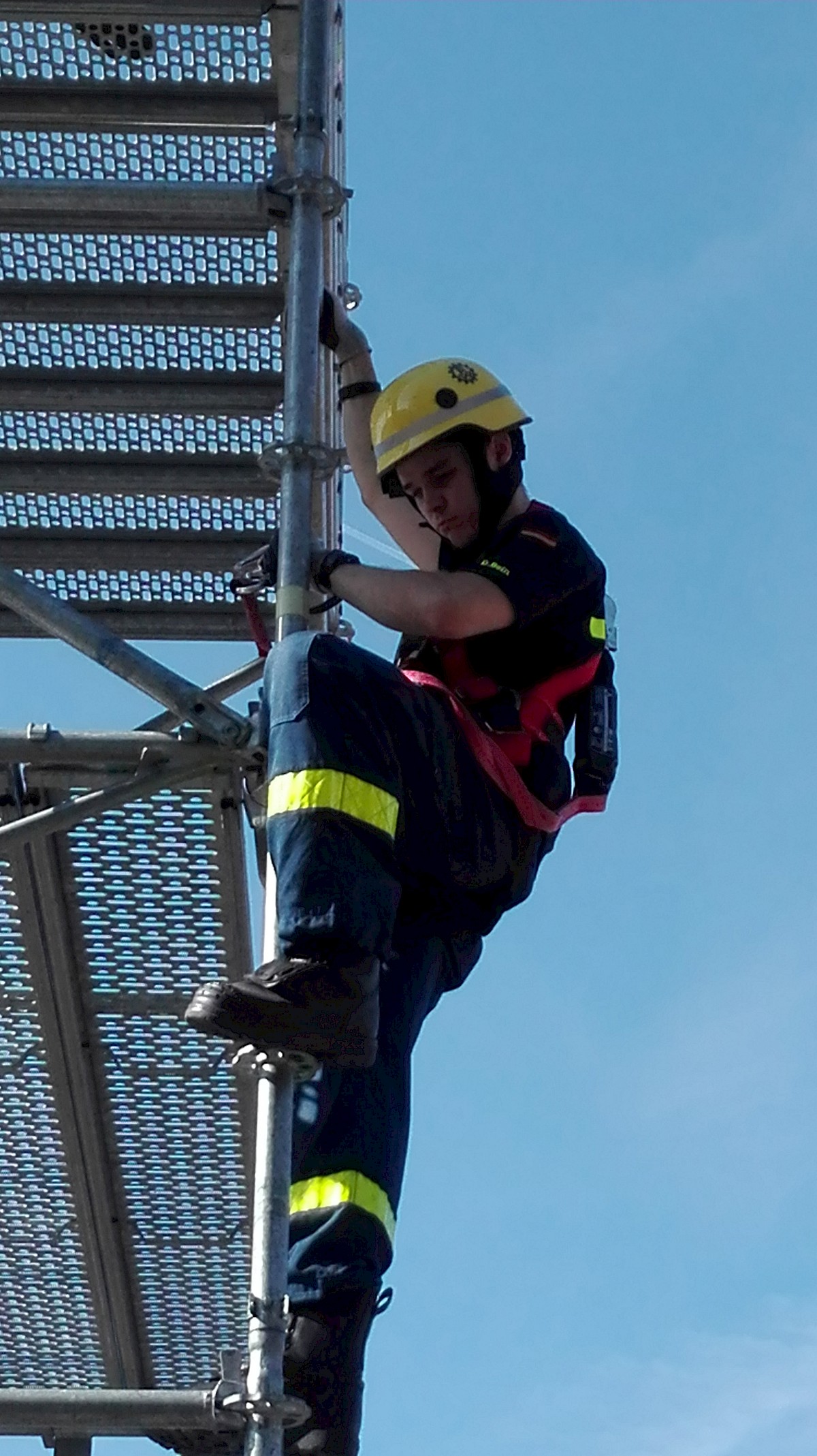 THW Lohr baut EGS-Turm am Blautlichttag in Gemünden