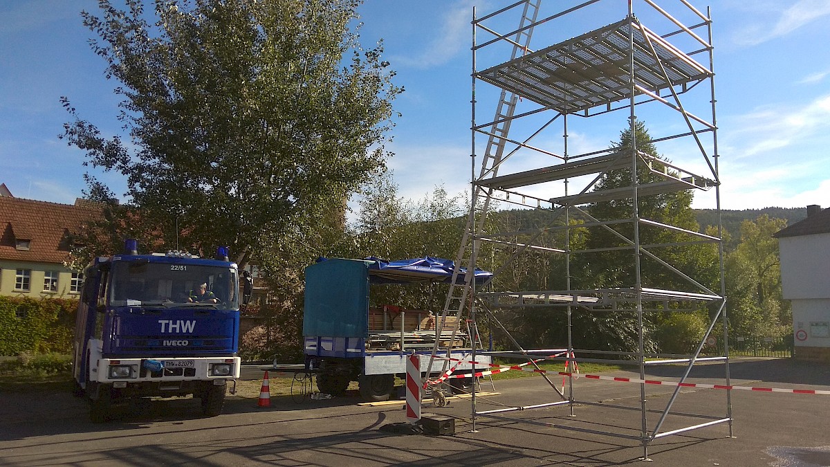 THW Lohr baut EGS-Turm am Blautlichttag in Gemünden