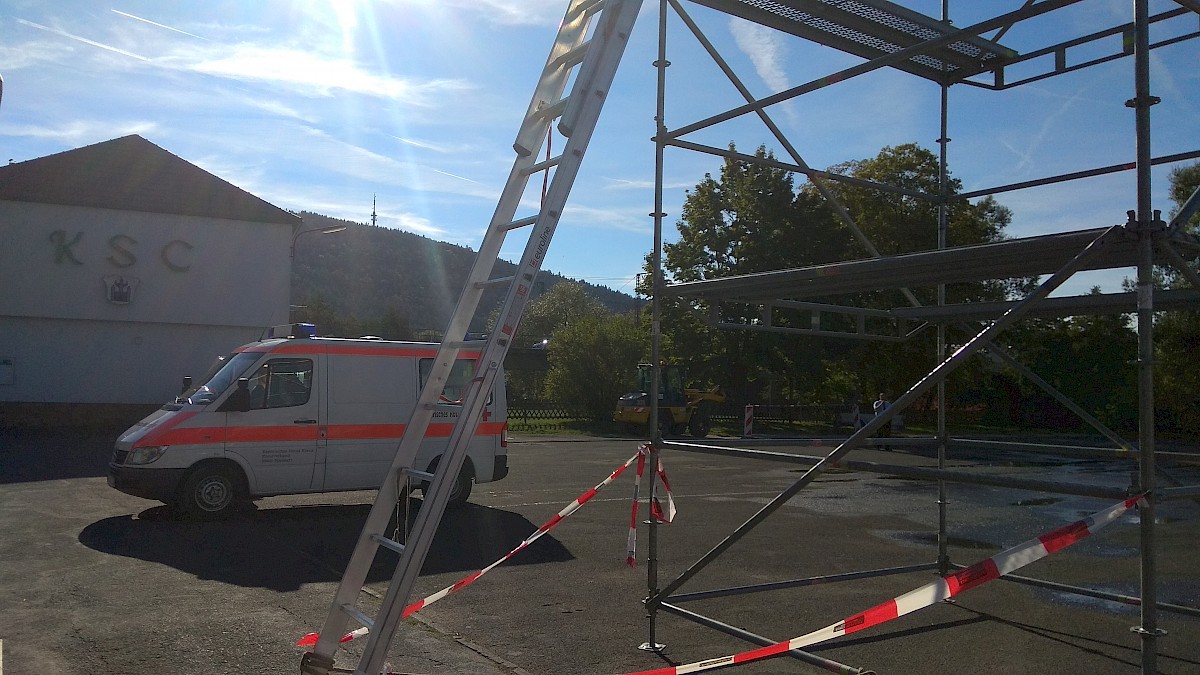 THW Lohr baut EGS-Turm am Blautlichttag in Gemünden