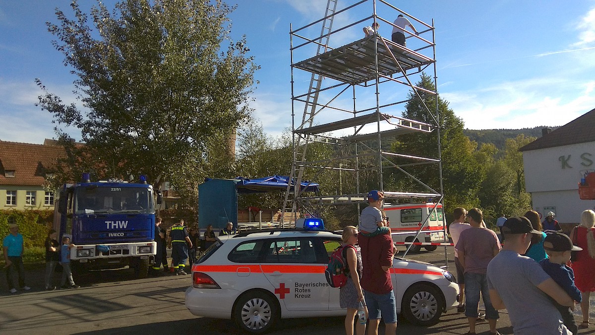 THW Lohr baut EGS-Turm am Blautlichttag in Gemünden