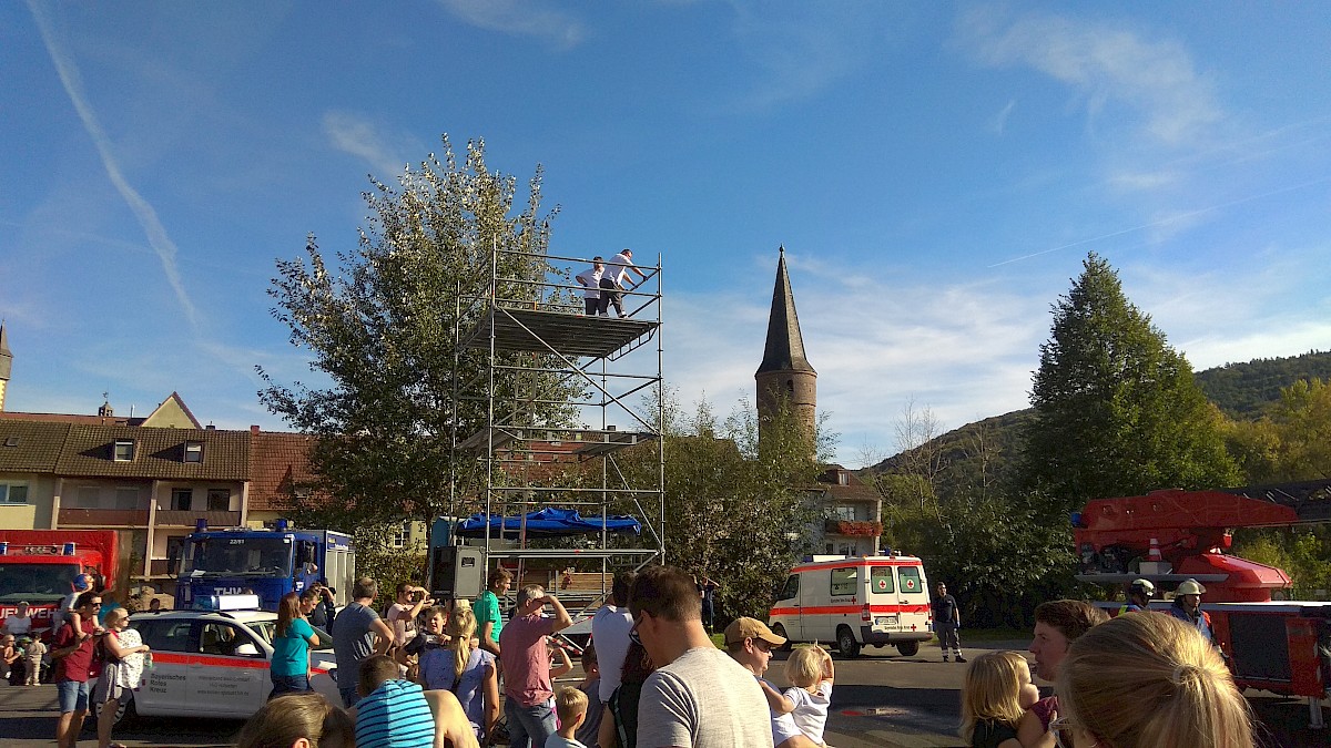 THW Lohr baut EGS-Turm am Blautlichttag in Gemünden