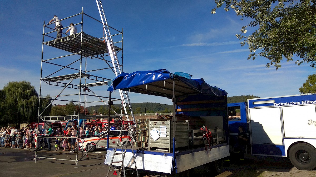 THW Lohr baut EGS-Turm am Blautlichttag in Gemünden