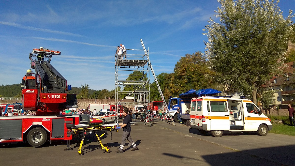 THW Lohr baut EGS-Turm am Blautlichttag in Gemünden