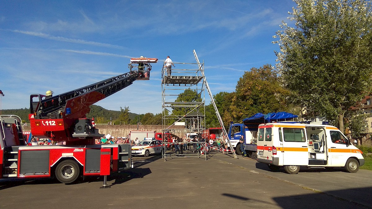 THW Lohr baut EGS-Turm am Blautlichttag in Gemünden