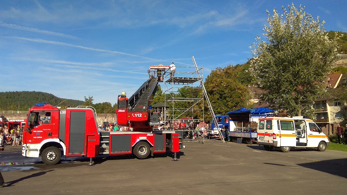 THW Lohr baut EGS-Turm am Blautlichttag in Gemünden