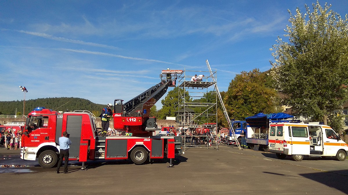 THW Lohr baut EGS-Turm am Blautlichttag in Gemünden