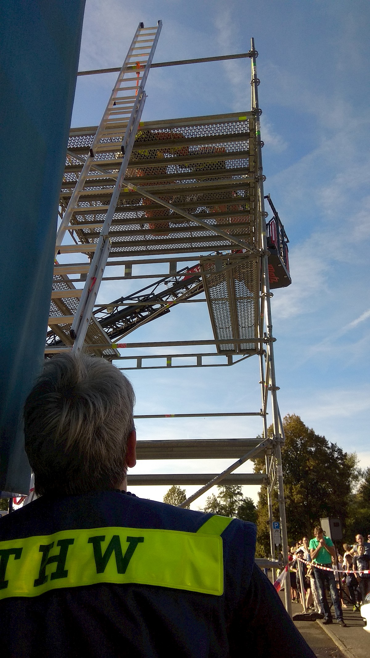 THW Lohr baut EGS-Turm am Blautlichttag in Gemünden