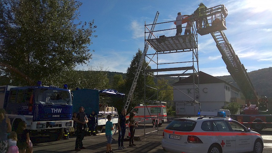 THW Lohr baut EGS-Turm am Blautlichttag in Gemünden