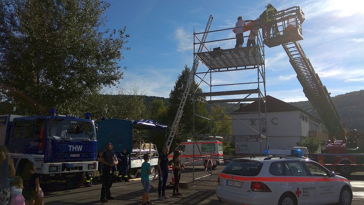 THW Lohr baut EGS-Turm am Blautlichttag in Gemünden