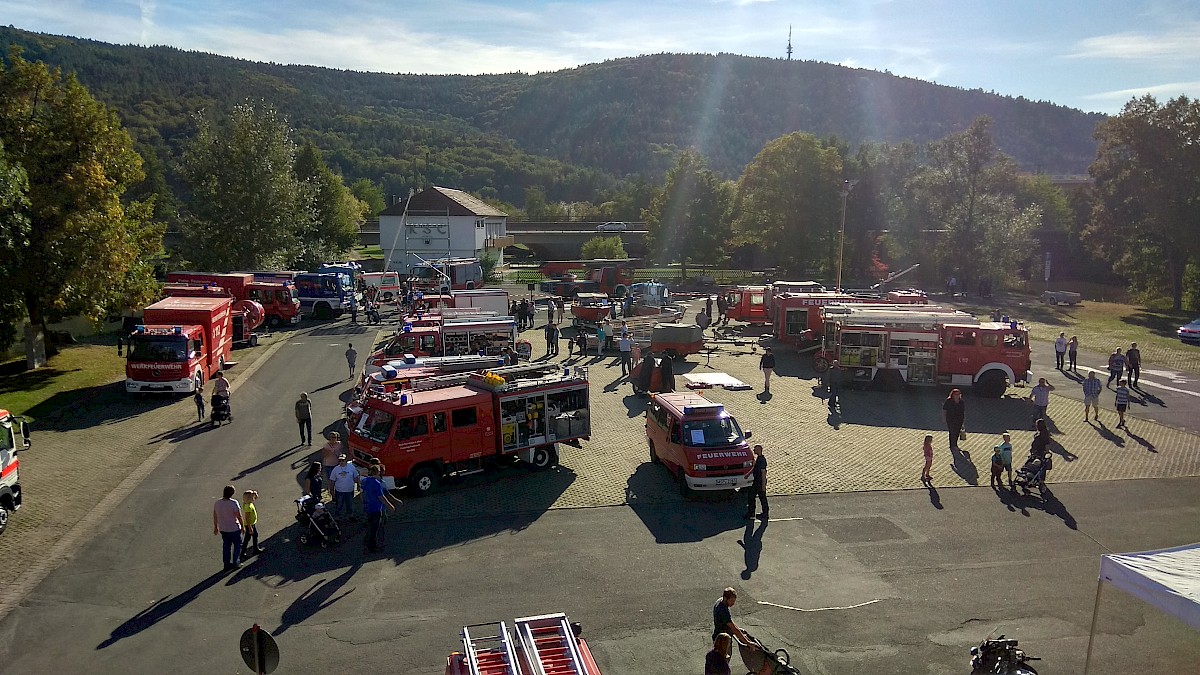 THW Lohr baut EGS-Turm am Blautlichttag in Gemünden