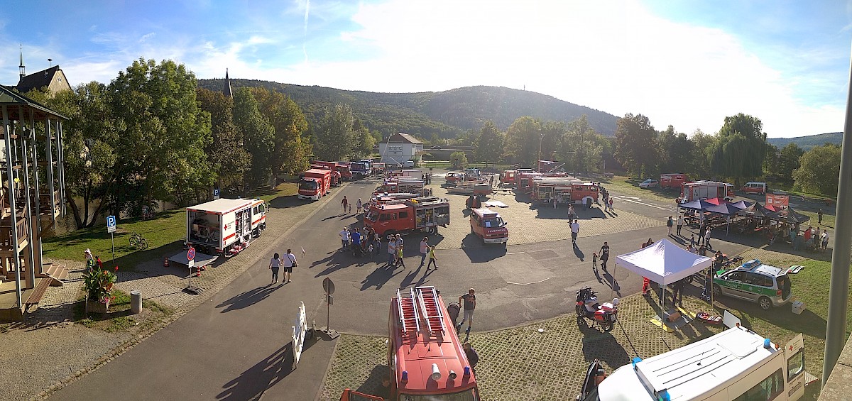 THW Lohr baut EGS-Turm am Blautlichttag in Gemünden