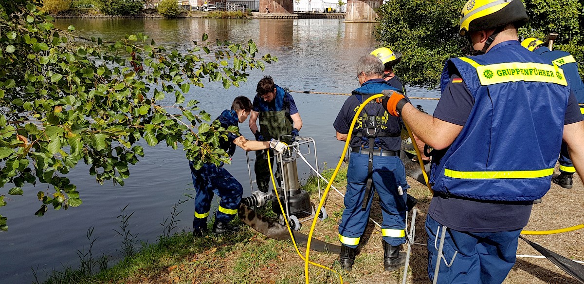 THW Lohr pumpt 70 000 Liter Löschwasser bei Herbstübung