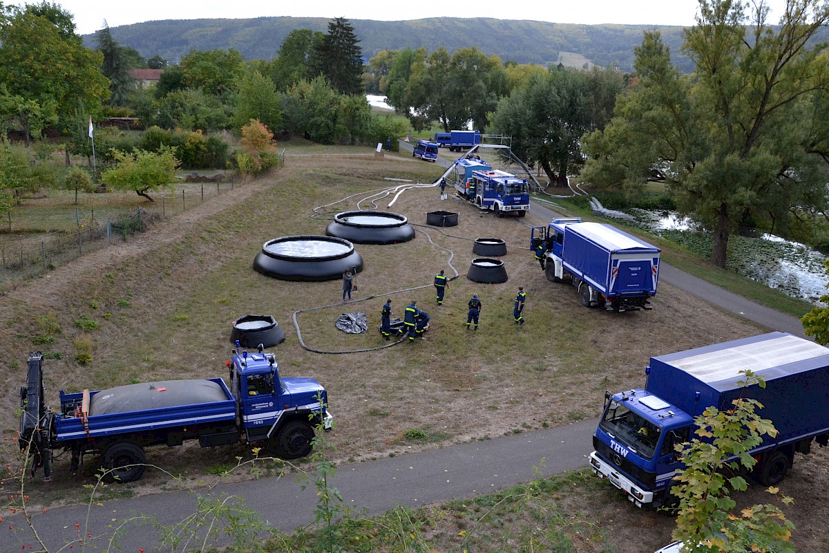 THW Lohr pumpt 70 000 Liter Löschwasser bei Herbstübung