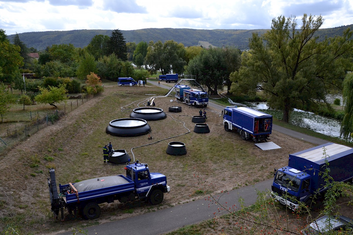 THW Lohr pumpt 70 000 Liter Löschwasser bei Herbstübung