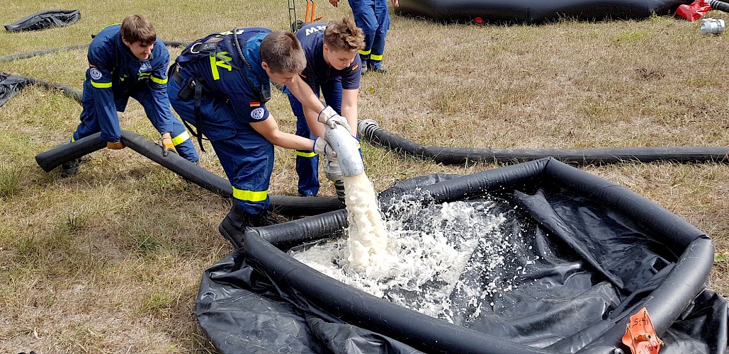 THW Lohr pumpt 70 000 Liter Löschwasser bei Herbstübung